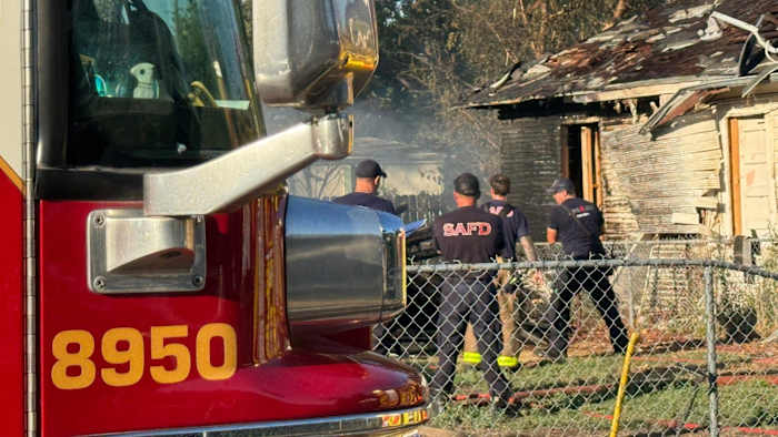 Fire spreads to multiple homes on East Side, SAFD says