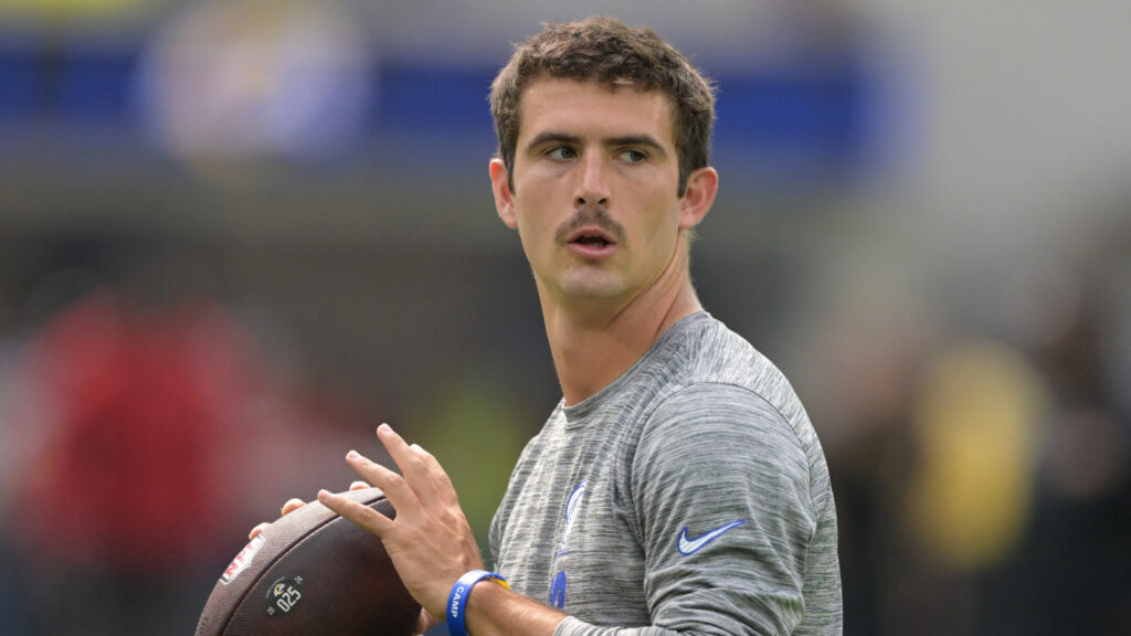 Former Georgia QB Stetson Bennett honors lost bet in comical fashion