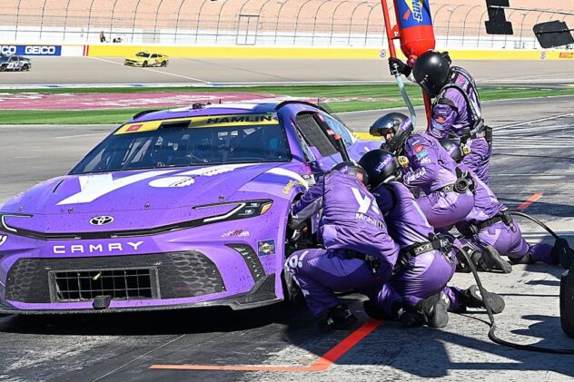 Hamlin addresses pit road issues, says crew is "in a slump"