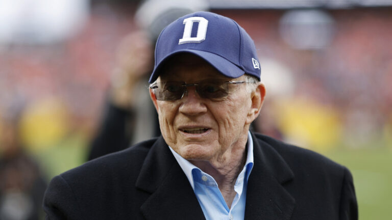 Jerry Jones criticizes Cowboys' offensive scheme, discusses not signing Derrick Henry