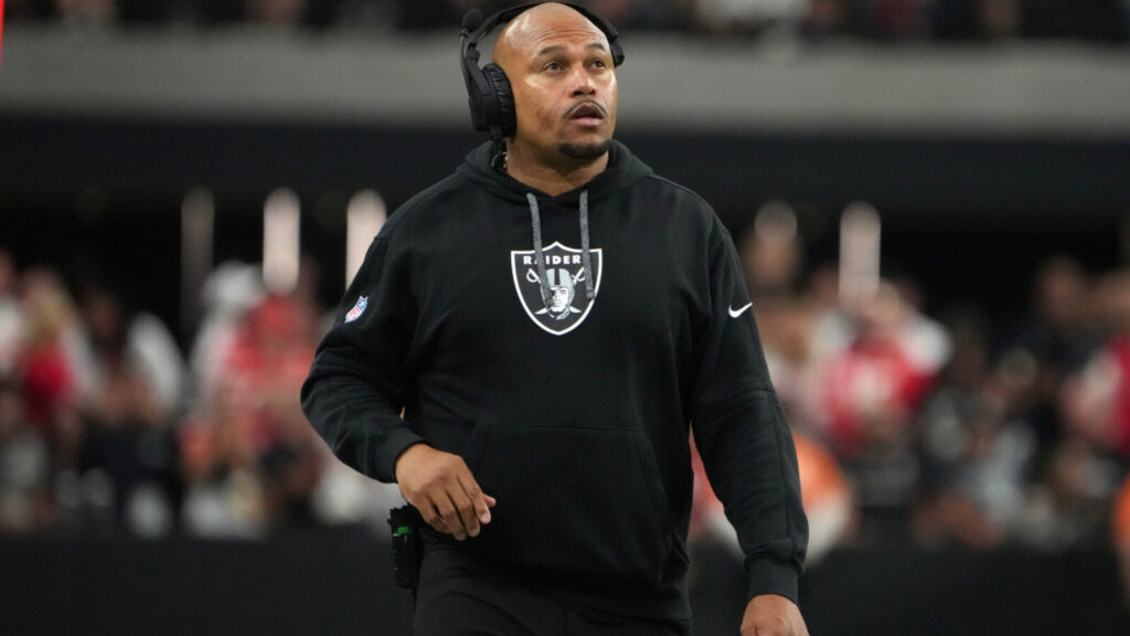 Las Vegas Raiders went away from the only good thing on offense for no reason whatsoever