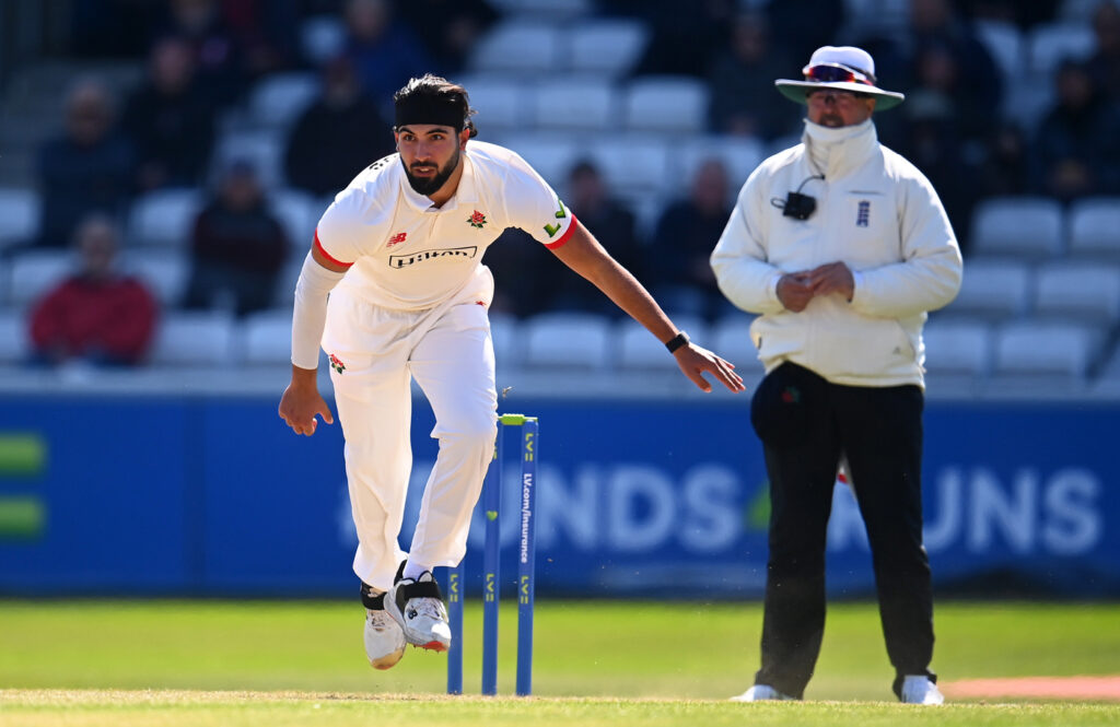 Saqib Mahmood 'still has Test ambition' despite signing Lancashire white-ball deal