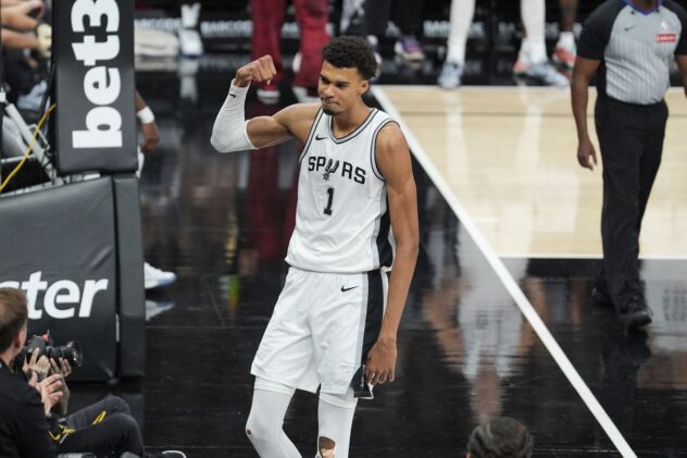 Spurs hold off a Rockets surge to get their first win of the season