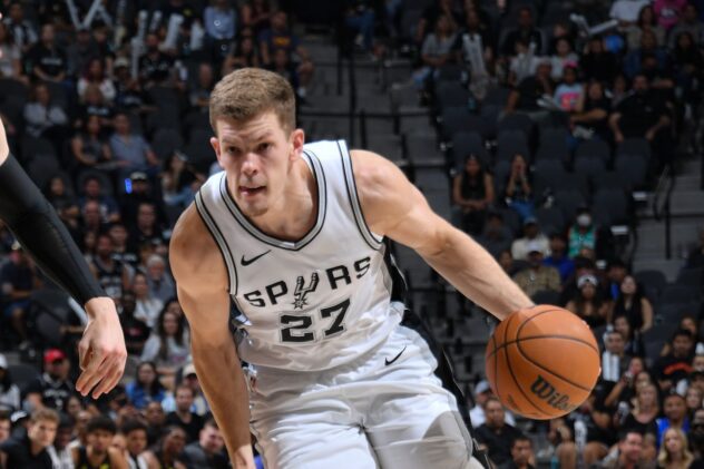 Spurs sign Riley Minix to final two-way contract
