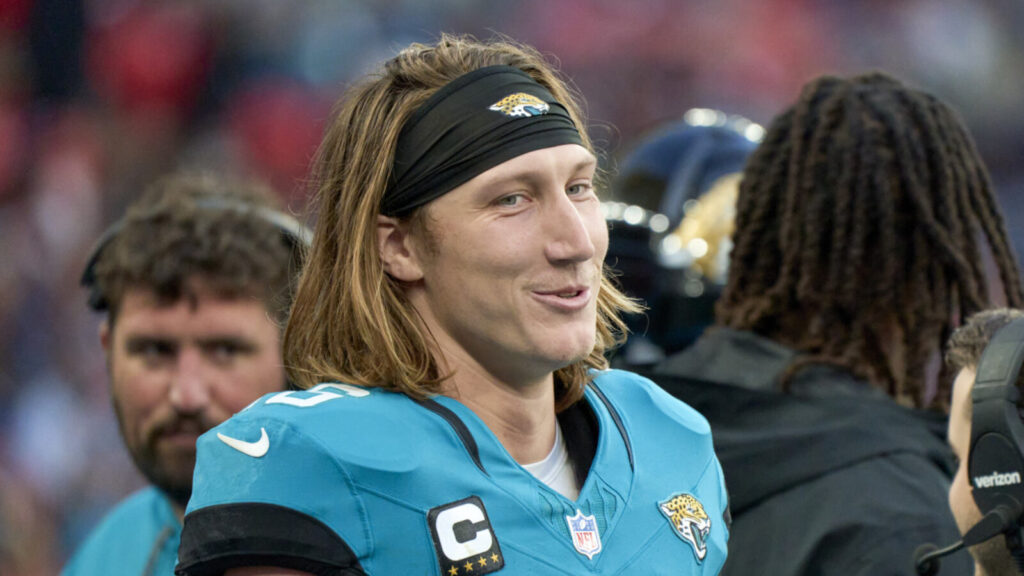 The Jaguars show their full support of Trevor Lawrence with their selection in a new 2025 mock draft