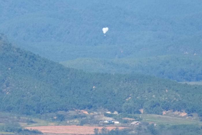Trash carried by a North Korean balloon again falls on the presidential compound in Seoul