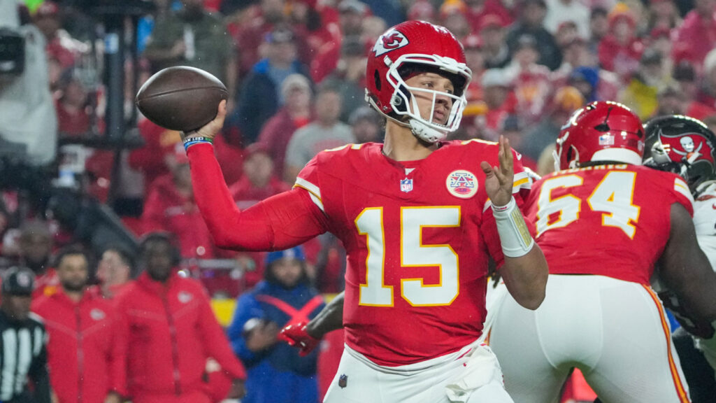 Chiefs experience a scary moment with star QB Patrick Mahomes in Week 9 game vs. Buccaneers