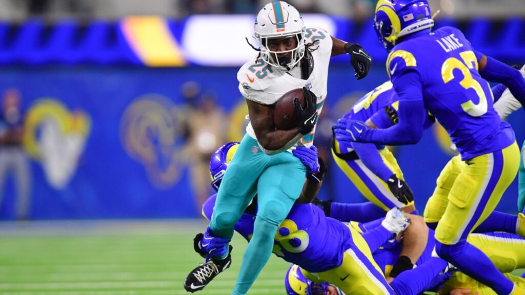Dolphins end 3-game skid with hard-fought win over Rams