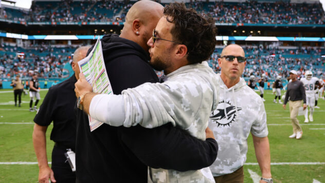 Dolphins HC Mike McDaniel was in awe of what he saw from one Las Vegas Raiders player
