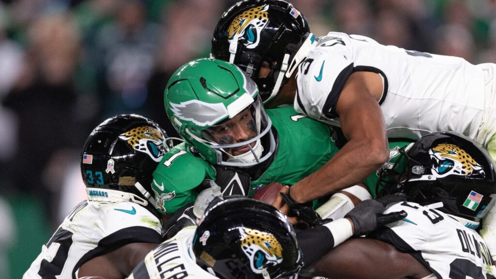 Eagles open 22-point lead, hold on to beat Jaguars
