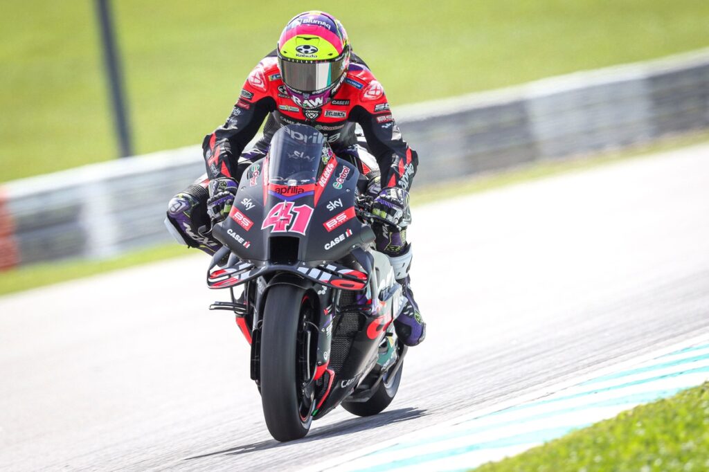 Espargaro "burned his hands" as Aprilia heat issues strike again