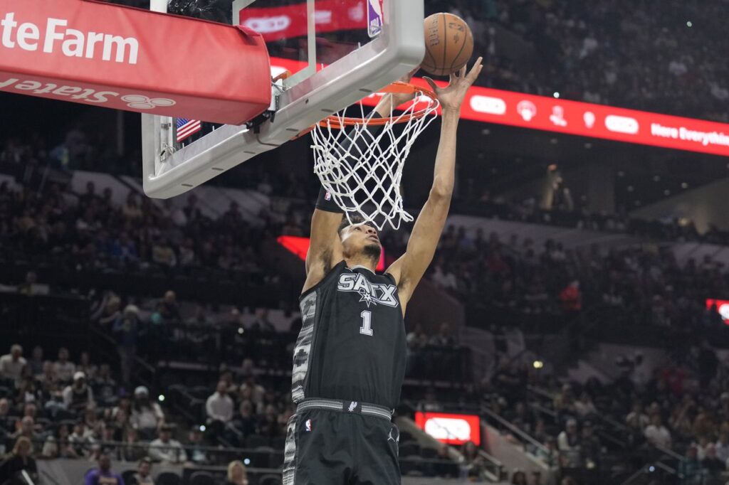 Highlights: The young and veteran Spurs shine in loss to the Lakers