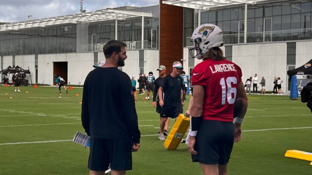 Jaguars QB Trevor Lawrence pushing to play, not ruling out surgery