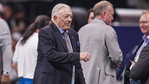 Jerry Jones can’t help but put himself in the spotlight