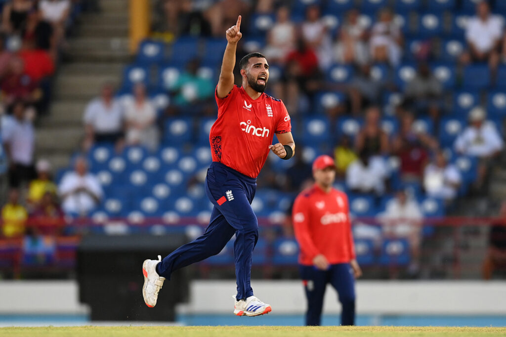 Mahmood sets tone again, before Curran and Livingstone steer chase
