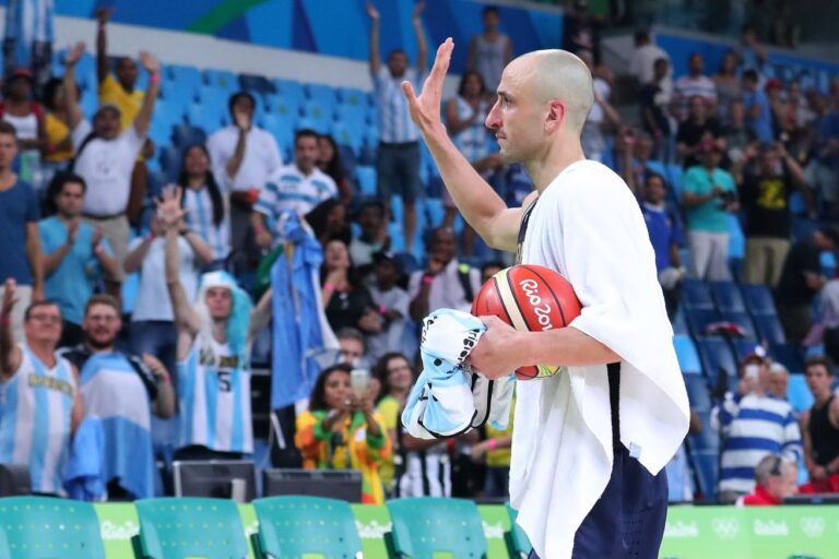 Manu Ginobili is still dunking at age 47