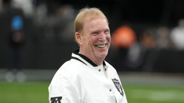 Mark Davis agrees to sell another 15 percent of Raiders