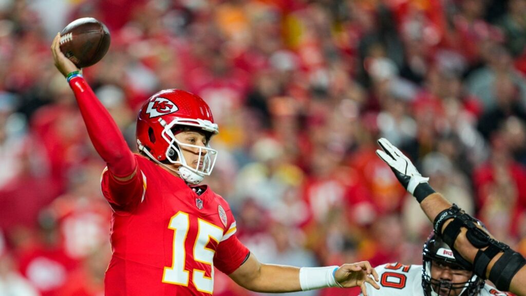 Patrick Mahomes injury: Chiefs QB helped off field in 4th quarter vs. Buccaneers