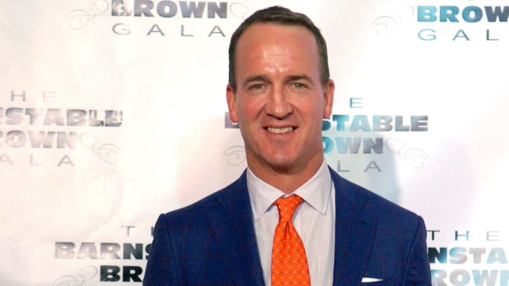 Peyton Manning takes jab at Jerry Jones during CMA Music Awards monologue