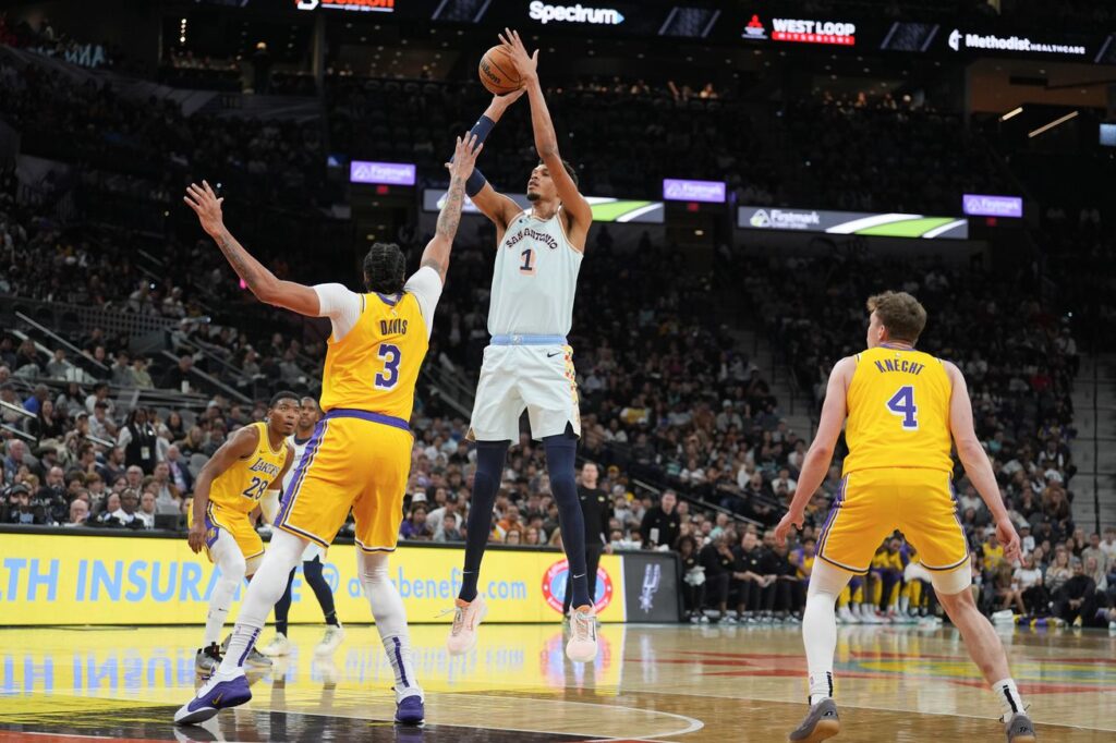 Running on empty: Lakers snap lethargic Spurs winning streak