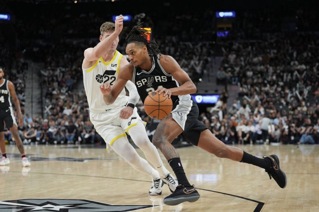 Spurs make too many mistakes, lose to the Jazz in Devin Vassell’s return