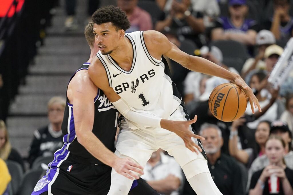 Spurs use dominant second half to put away weary Kings