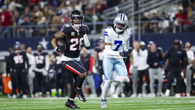 Texans' Joe Mixon has inserted himself into the same company as Arian Foster after breaking records and cracking all-time lists