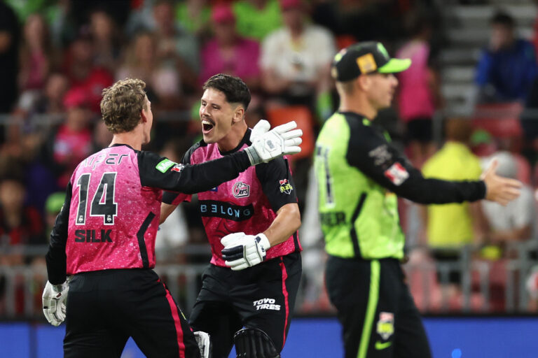 Dwarshuis gives Sixers last-ball win in thrilling Sydney derby