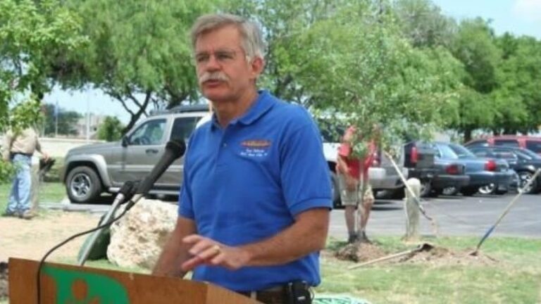Howard W. Peak, former San Antonio mayor, namesake of city’s greenway trails, dies at 75