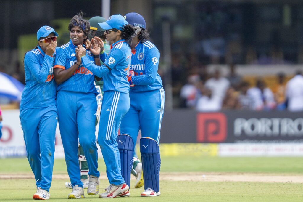 India opt to bowl with two changes, Australia retain XI