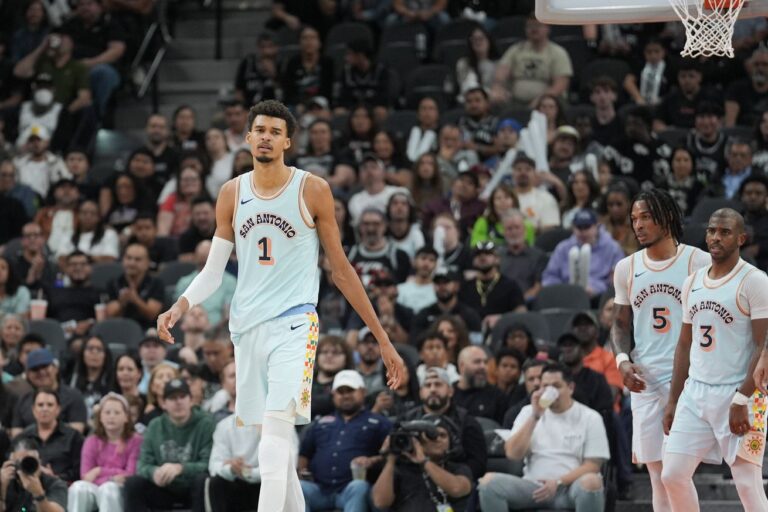 Open Thread: Grab your loved ones the Spurs Blue Holiday Box