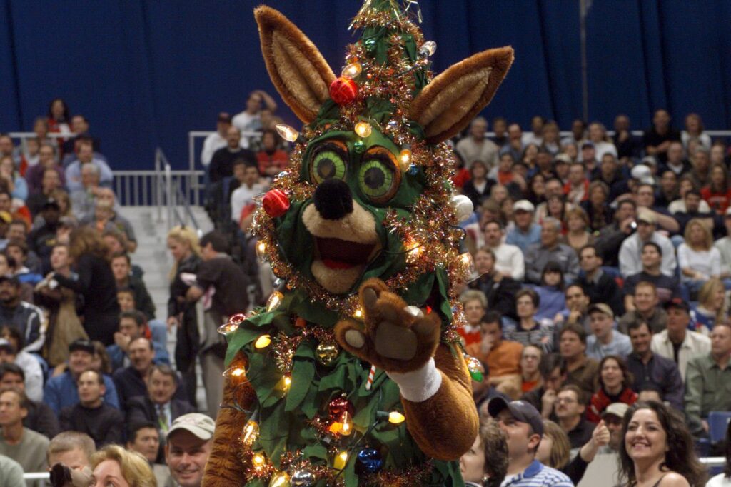 Open Thread: Methodist Healthcare and Spurs distribute 150 trees to local families