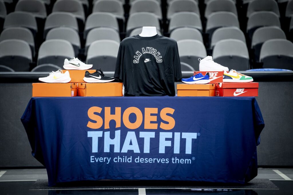 Open Thread: Spurs team up with Shoes That Fit to spread some holiday cheer