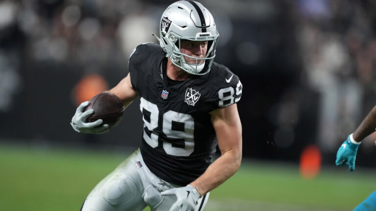 Raiders break losing streak, defeat Jaguars