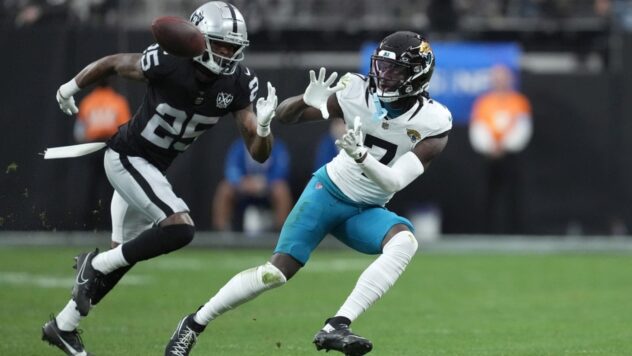 Raiders end 10-game skid by knocking off Jaguars