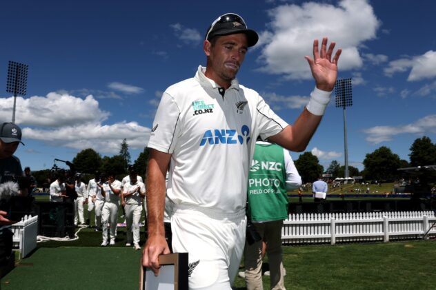 Santner four-for sends England tumbling to 423-run defeat