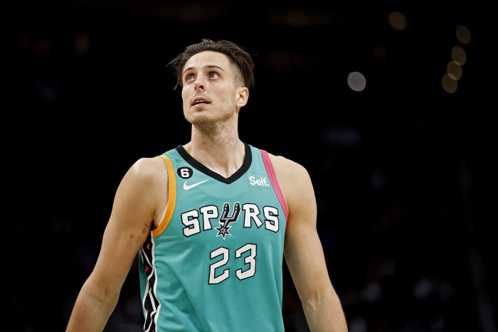 Spurs' Zach Collins fined $35,000 by NBA for obscene gesture after ejection