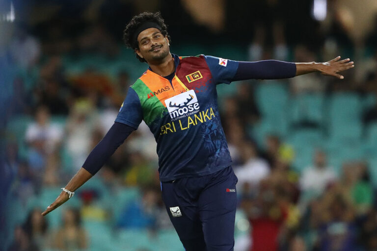 Sri Lanka bowl, bring Binura Fernando into pace attack