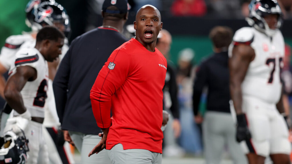 Texans' DeMeco Ryans had the perfect reaction to Derek Stingley's interception that would make you think he's still a player