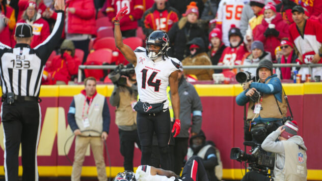 Texans WR Tank Dell diagnosed with dislocated kneecap, but accompanying damage still unknown