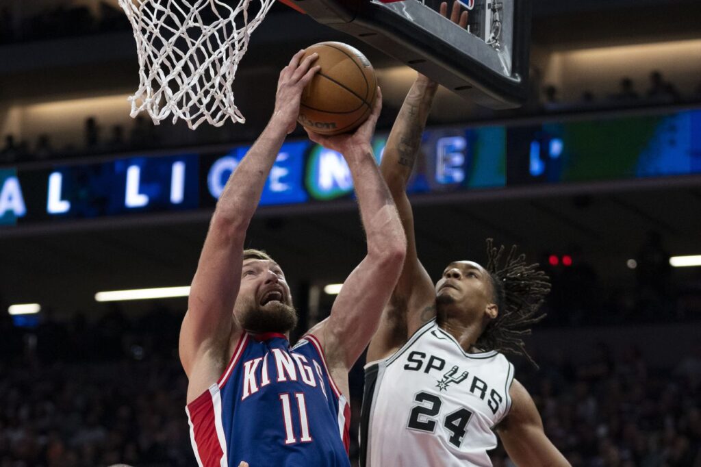 The Spurs overcome a shaky start to dethrone the Kings