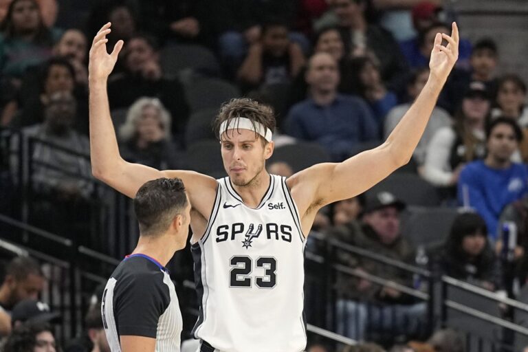 Zach Collins fined $35,000 for obscene gesture following ejection