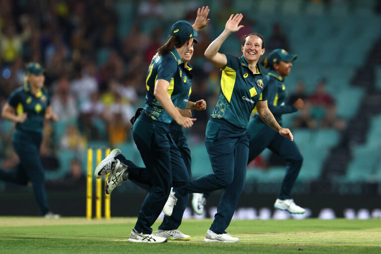 England bowl first in bid to delay Australia's Ashes glory