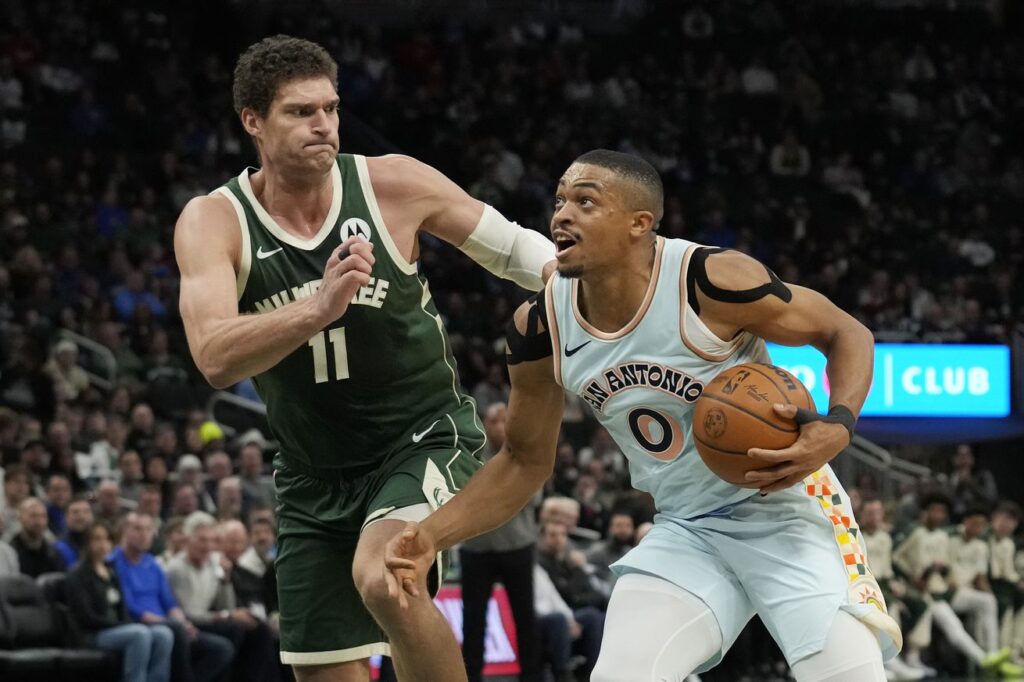 Highlights: Keldon Johnson and Chris Paul were bright spots in Spurs’ loss to Bucks