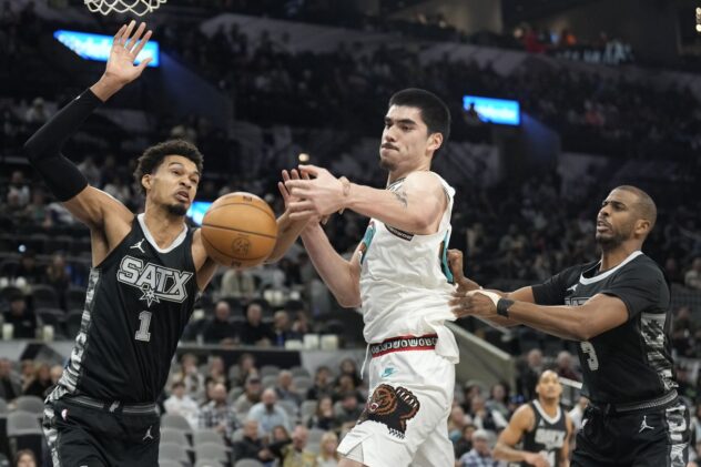 Open Thread: Chris Paul forces Victor Wembanyama into a jump ball against Zach Edey