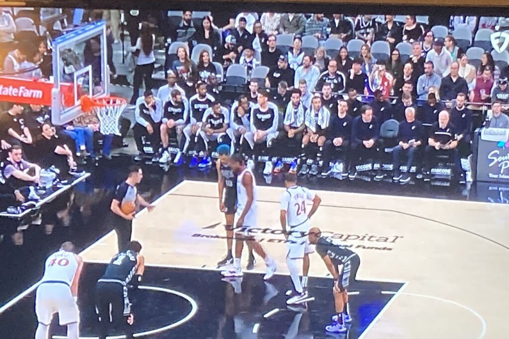 Open Thread: Graphics layover distracts during Spurs home game