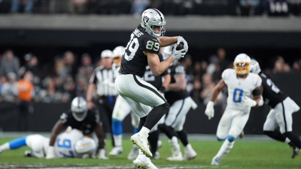 Raiders TE Brock Bowers sets rookie receptions mark