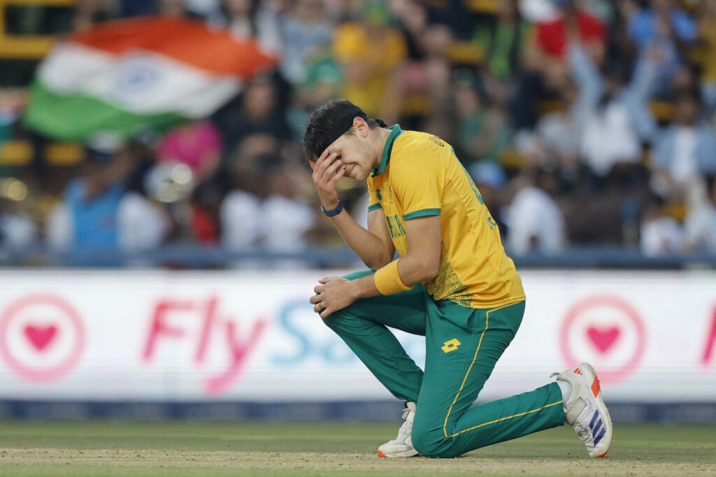 South Africa's fast-bowling stocks dwindle as Coetzee suffers hamstring niggle