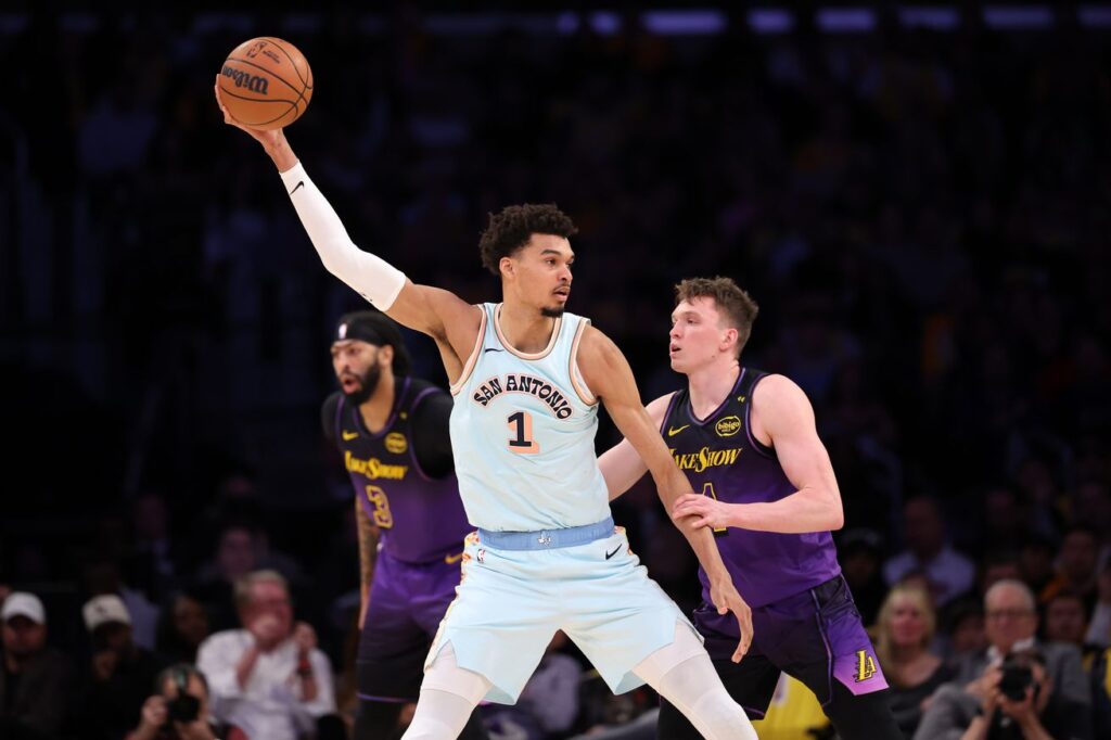 Spurs get back in win column with a well-rounded performance against the Lakers