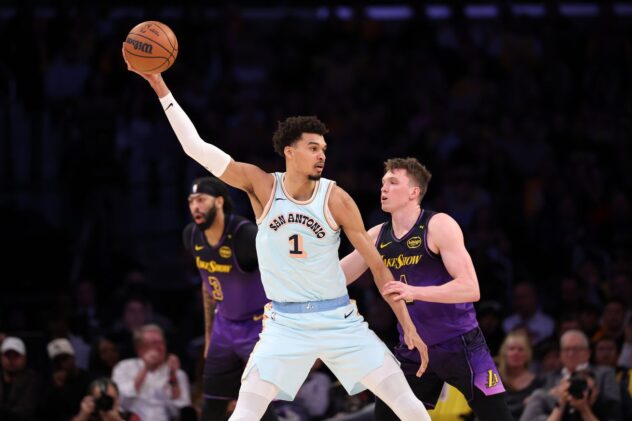 Spurs get back in win column with a well-rounded performance against the Lakers